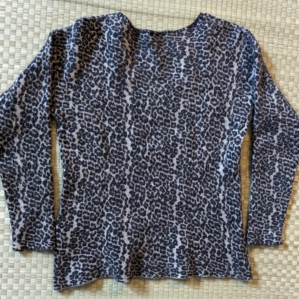 Johnny Was Cheetah Print V-neck Blouse Wool Cashmere Blend Women's Size Small - Picture 2 of 6